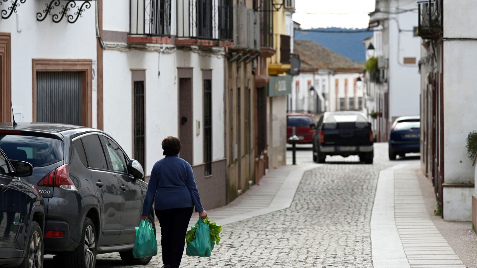 Una vecina de Adamuz vuelve a su casa con la compra.