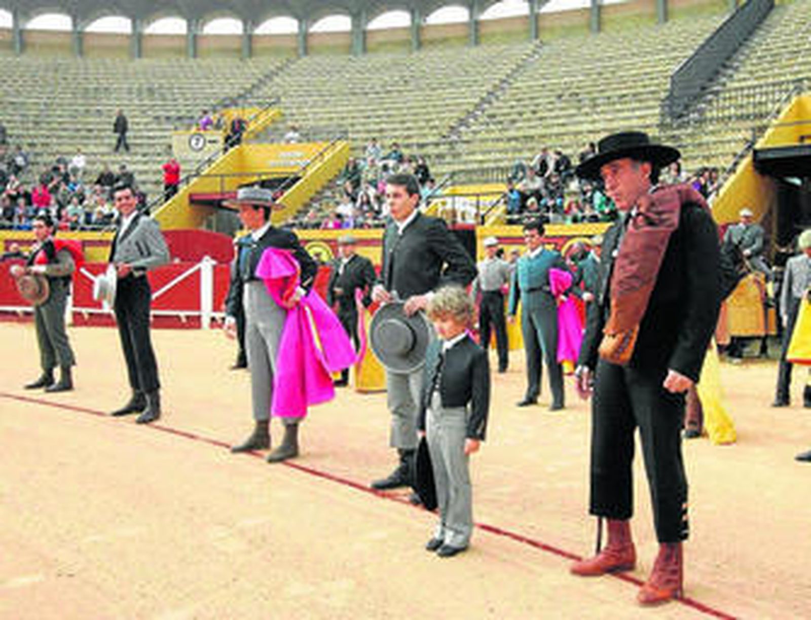 Los toreros antes de hacer el paseíllo ayer en la plaza de toros de Las Palomas.