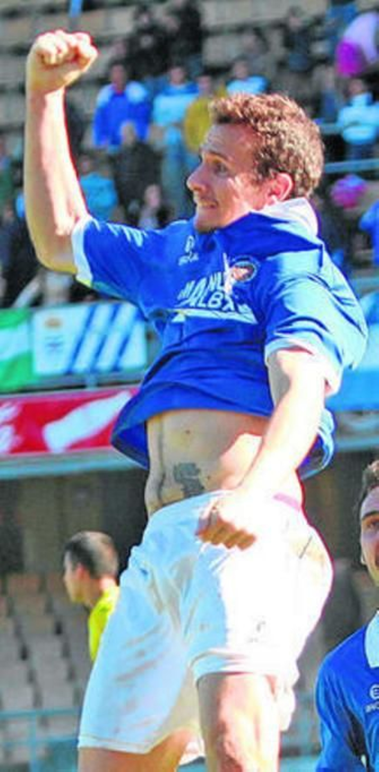 César celebra el gol que le hizo al Bornense y que suponía el 3-2.