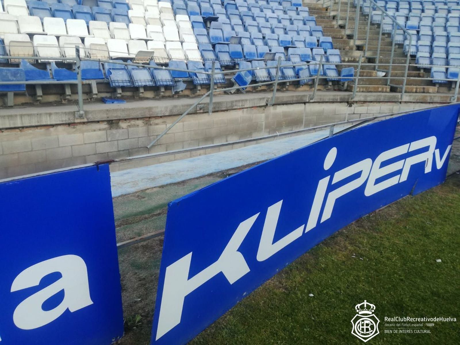 Destrozos en las gradas y la valla de publicidad.