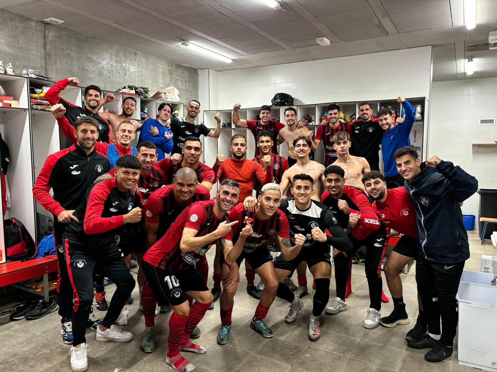 Los jugadores del conjunto almeriense celebran en su vestuario la victoria del pasado domingo ante el Plus Ultra.