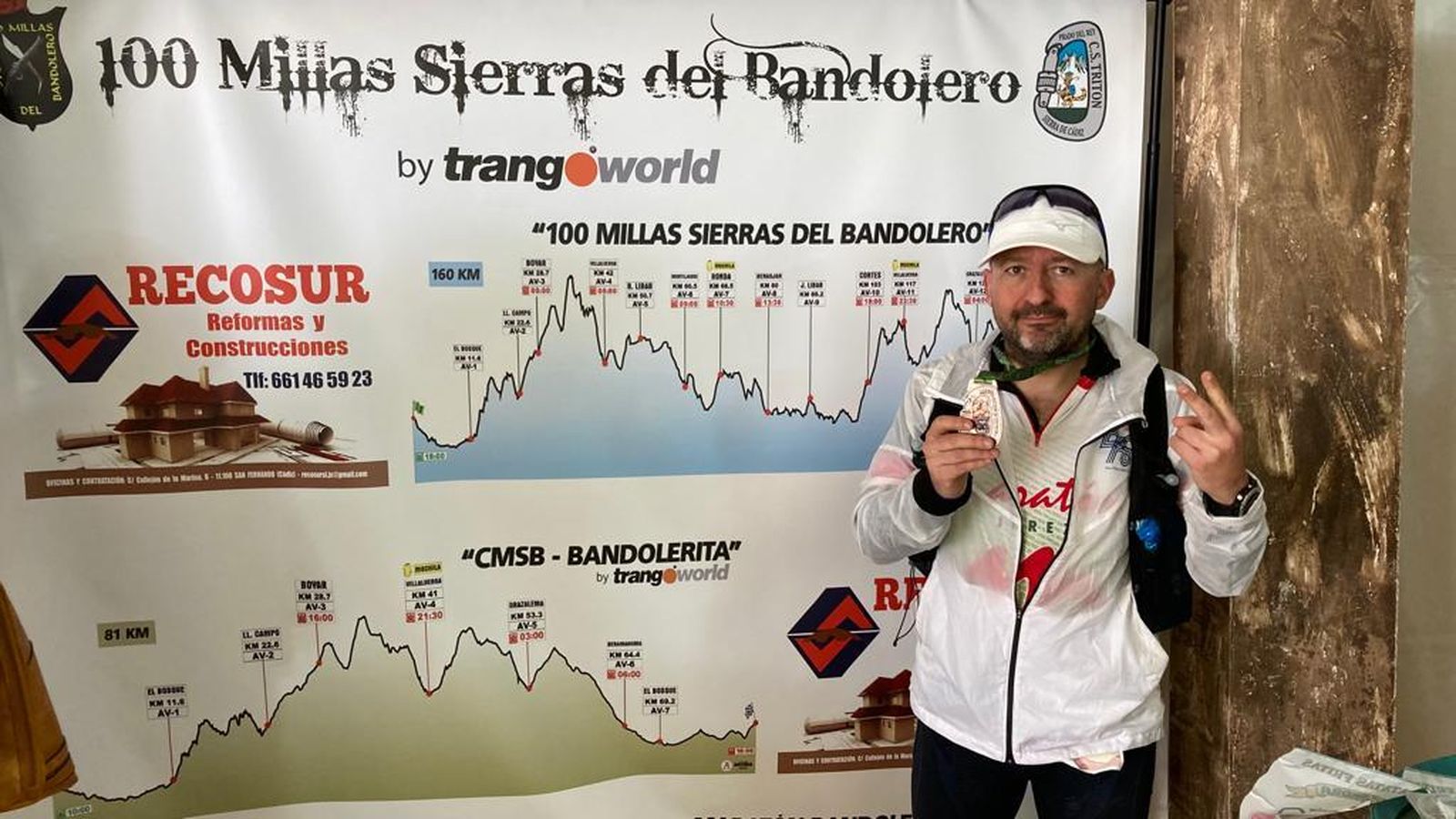 Jorge Arroyo posa con su trofeo tras participar en en 'Las 100 Millas Sierras del Bandolero'.