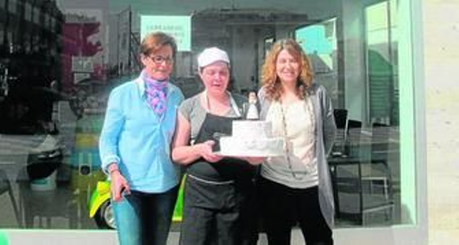 La delegada Adriana Valverde junto a la Laura Montoya, propietaria de cafetería-pastelería Caramelo .