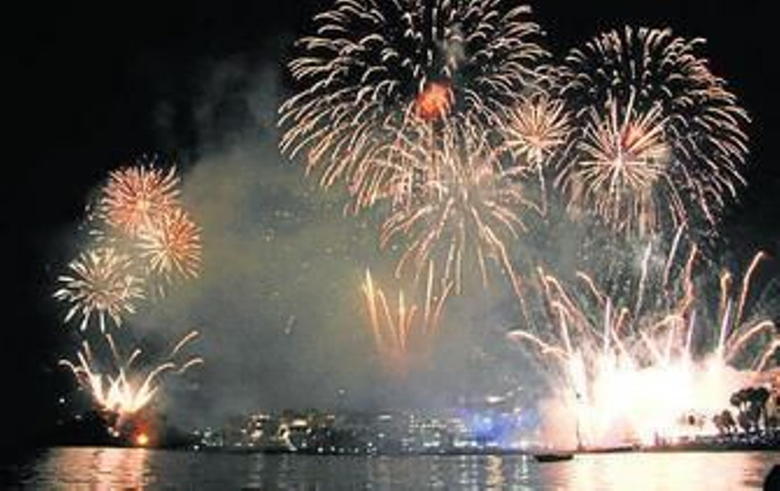 Los fuegos artificiales de Almuñécar, declarados de Interés Turístico.