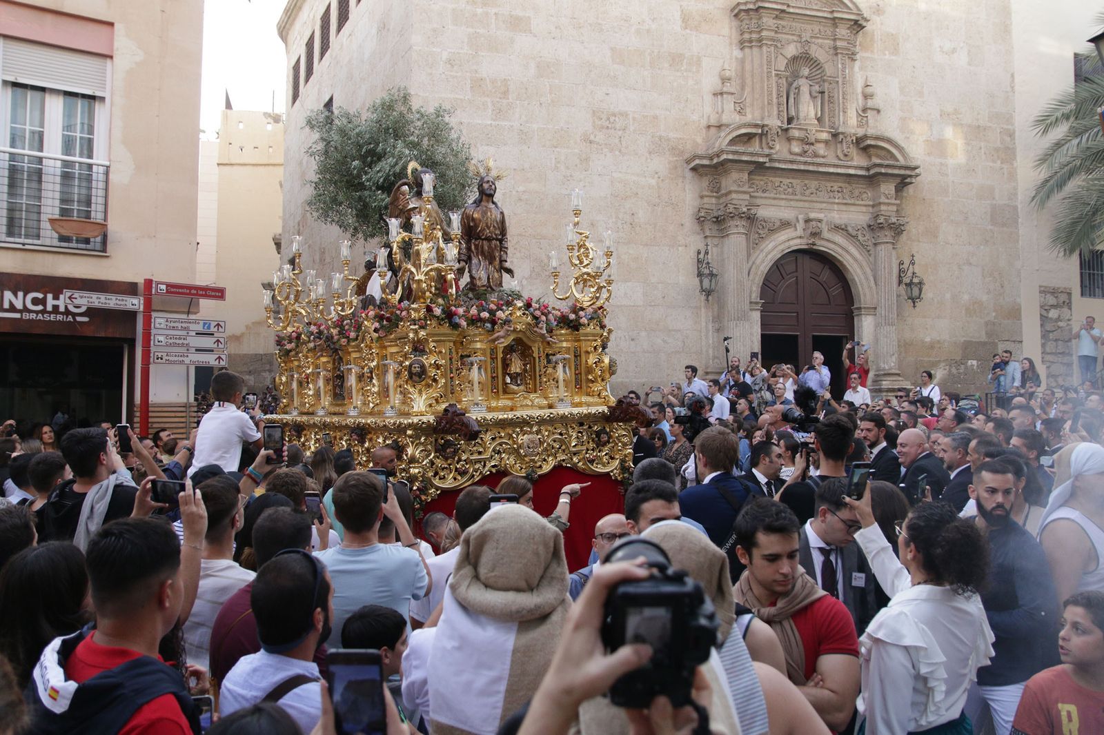 Imágenes de La Magna por las calles de Almería