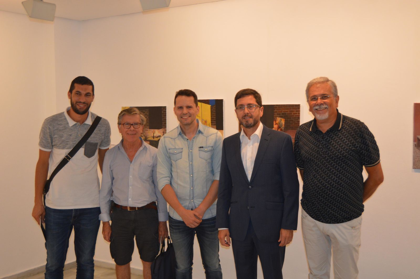 Amer Ruabhia, Antonio Sánchez Alarcón, el artista Simón Arrebola, el cónsul de Argentina Mariano Zarazaga y Eduardo Rodríguez, durante la inauguración en la Sala Rivadavia.