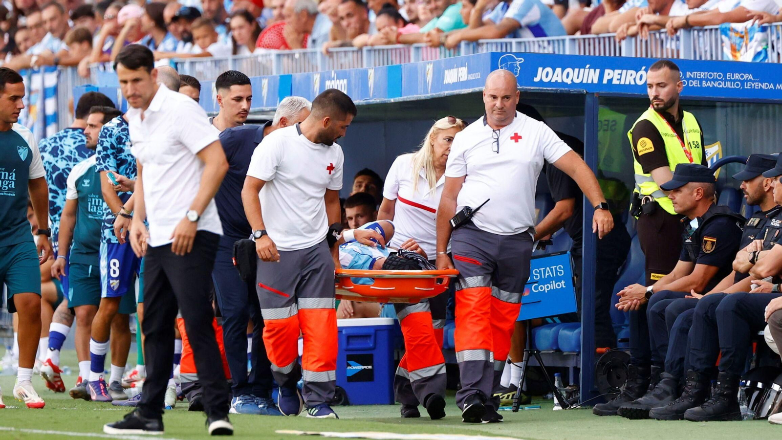 Luismi Sánchez en camilla tras el golpe con Javi Montero.