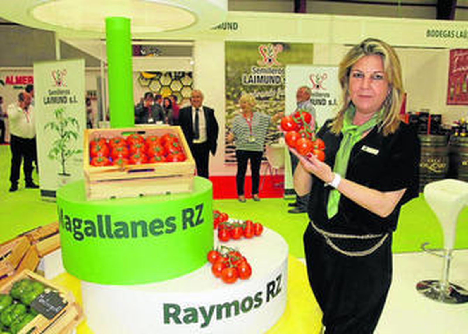 Mª del Mar Gimeno, delegada comercial de Almería Levante con tomate Raymos.