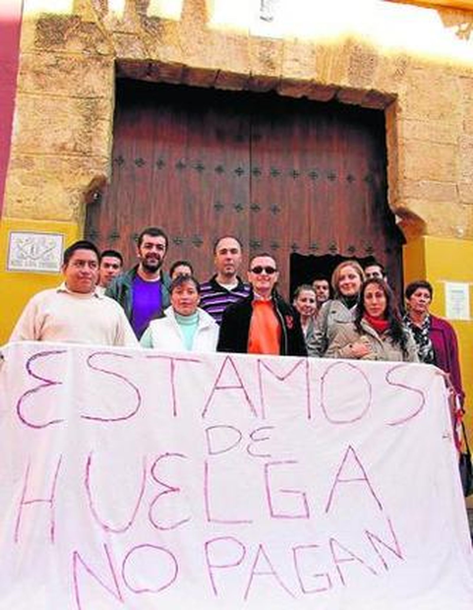 La pancarta de protesta de los trabajadores de Casa Imperial.