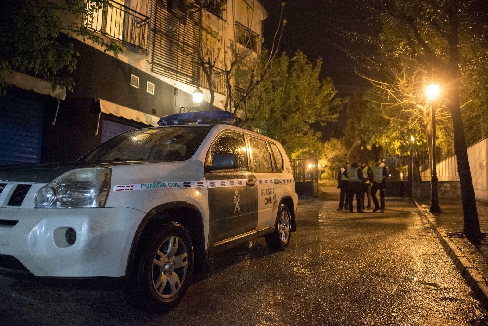 La Guardia Civil, ayer, tras el tiroteo de La Zubia.