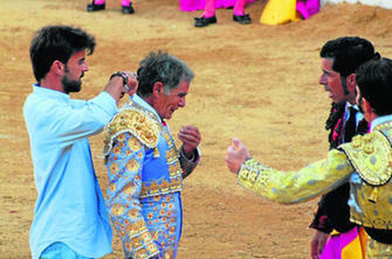 El hijo de Ruiz Miguel le corta la coleta a su padre, que se despide entre lágrimas.