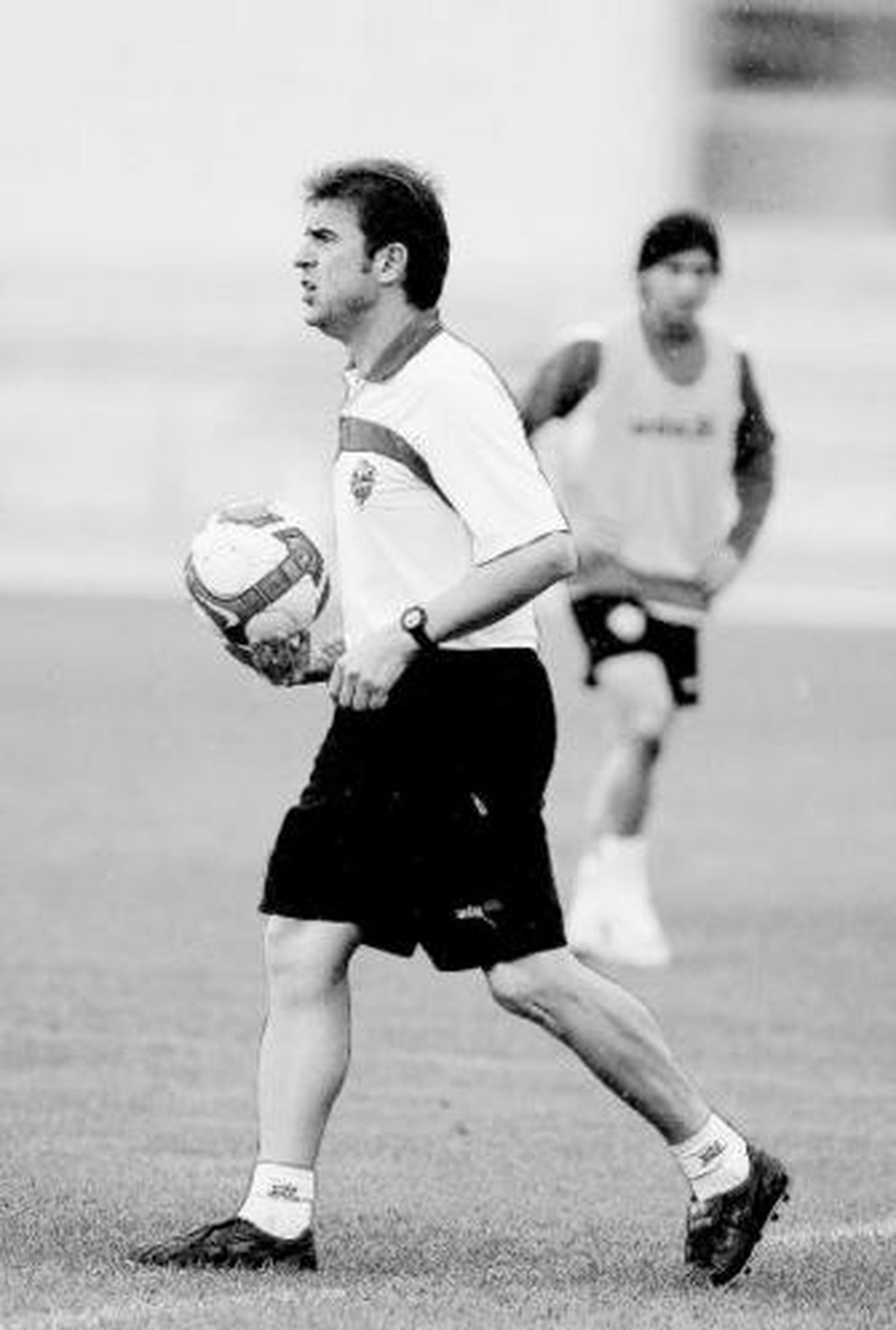 Arconada en el entrenamiento de ayer con Piatti al fondo.