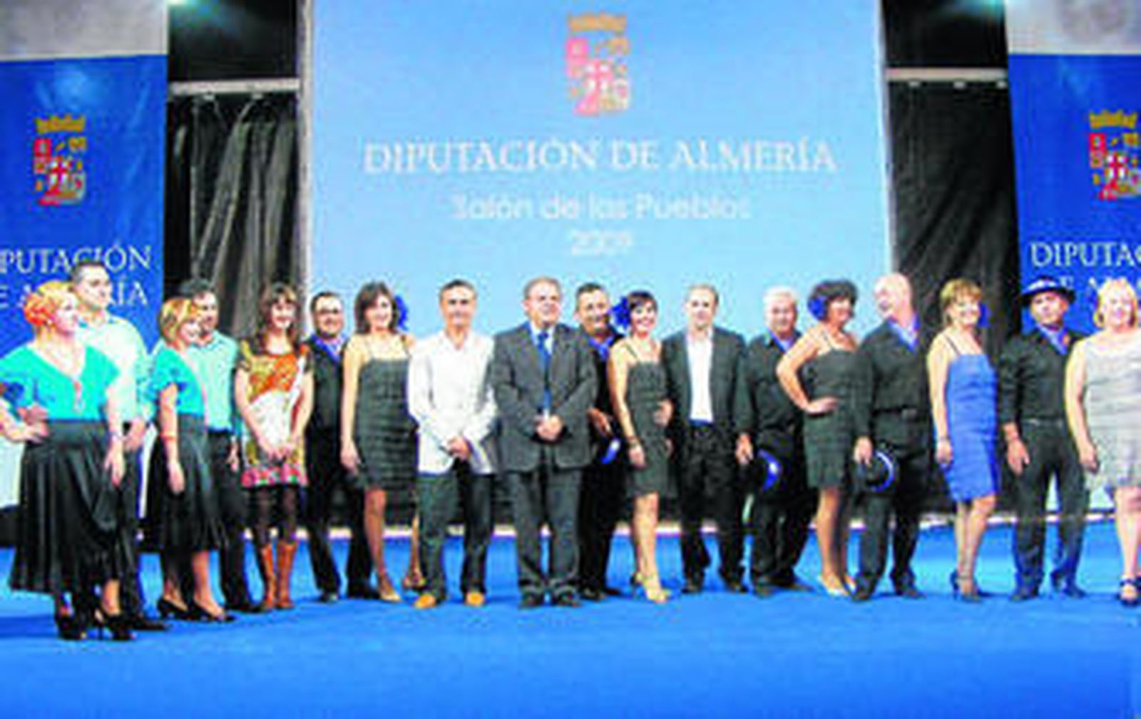 Juan C. Usero, Luis Pérez, el alcalde de Vícar, Antonio Bonilla, y la edil Vanesa Lidueña con un grupo de baile de salón.