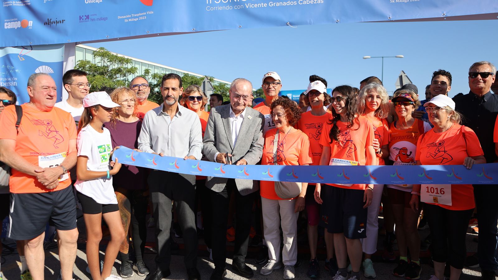 El alcalde de Málaga, Francisco de la Torre, corta la cinta junto a Rosa Gómez.