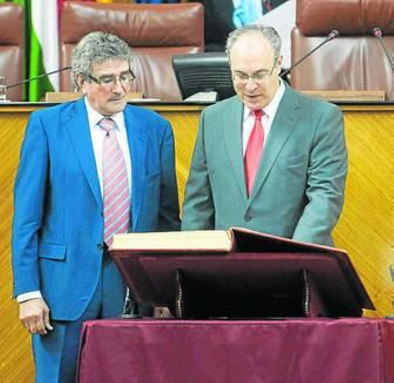 Juan Pablo Durán jura su cargo ante la presencia de Luis Pizarro, ayer.