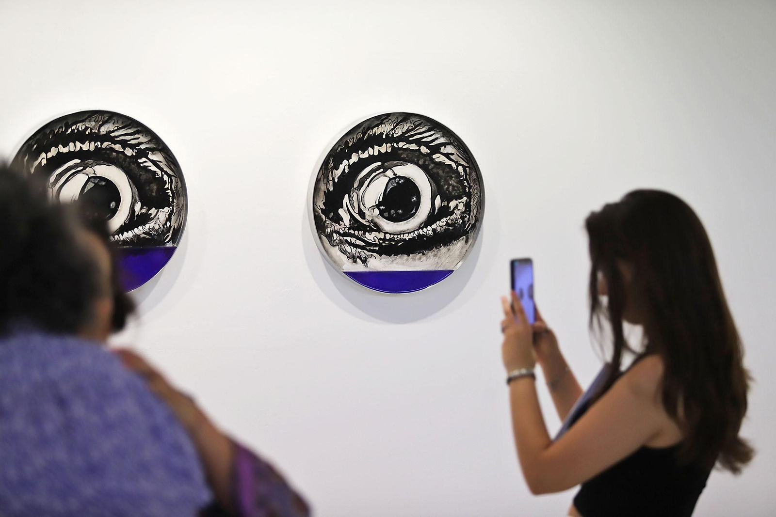 Imágenes de la exposición del artista onubense Wild Welva titulada 'El adiós, el comienzo y todo lo demás'.