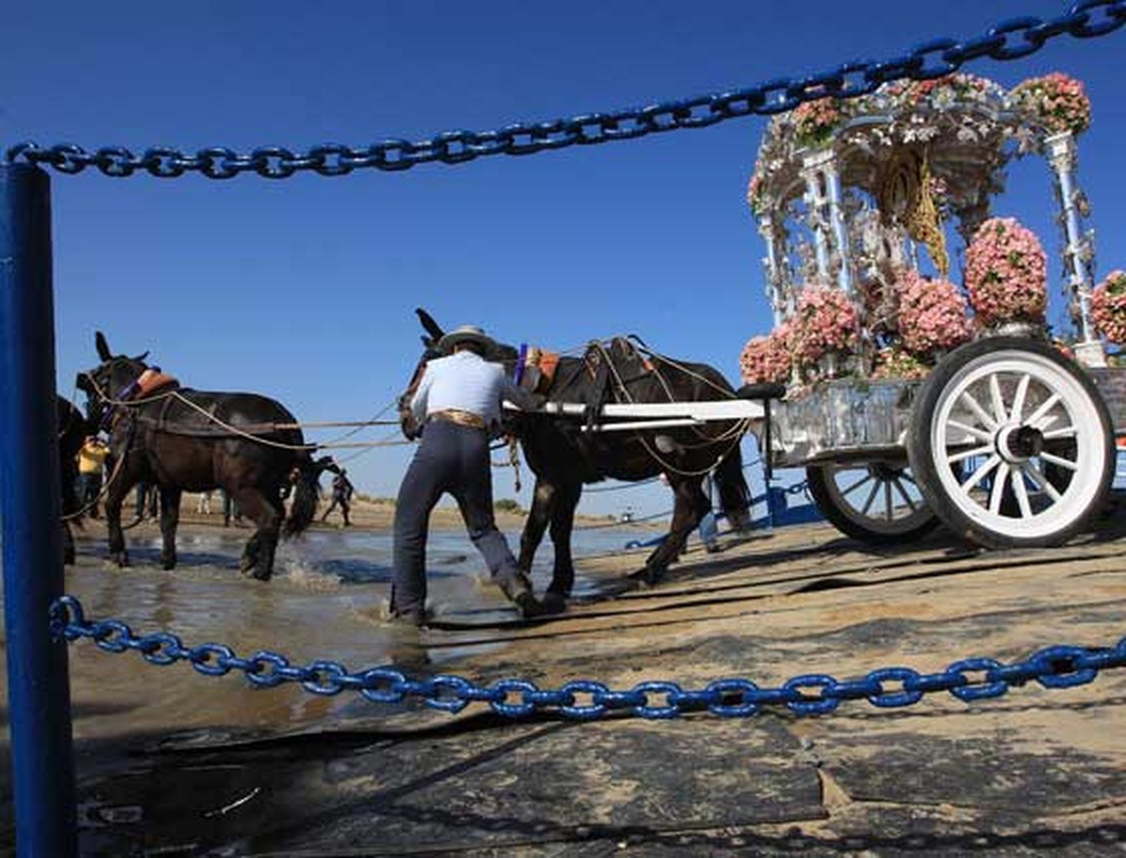 Según explicó Felipe Morenés, un romero jerezano al que pisó un caballo tuvo que ser evacuado y también hubo dos ataques de ansiedad

Foto: Juan Carlos Toro