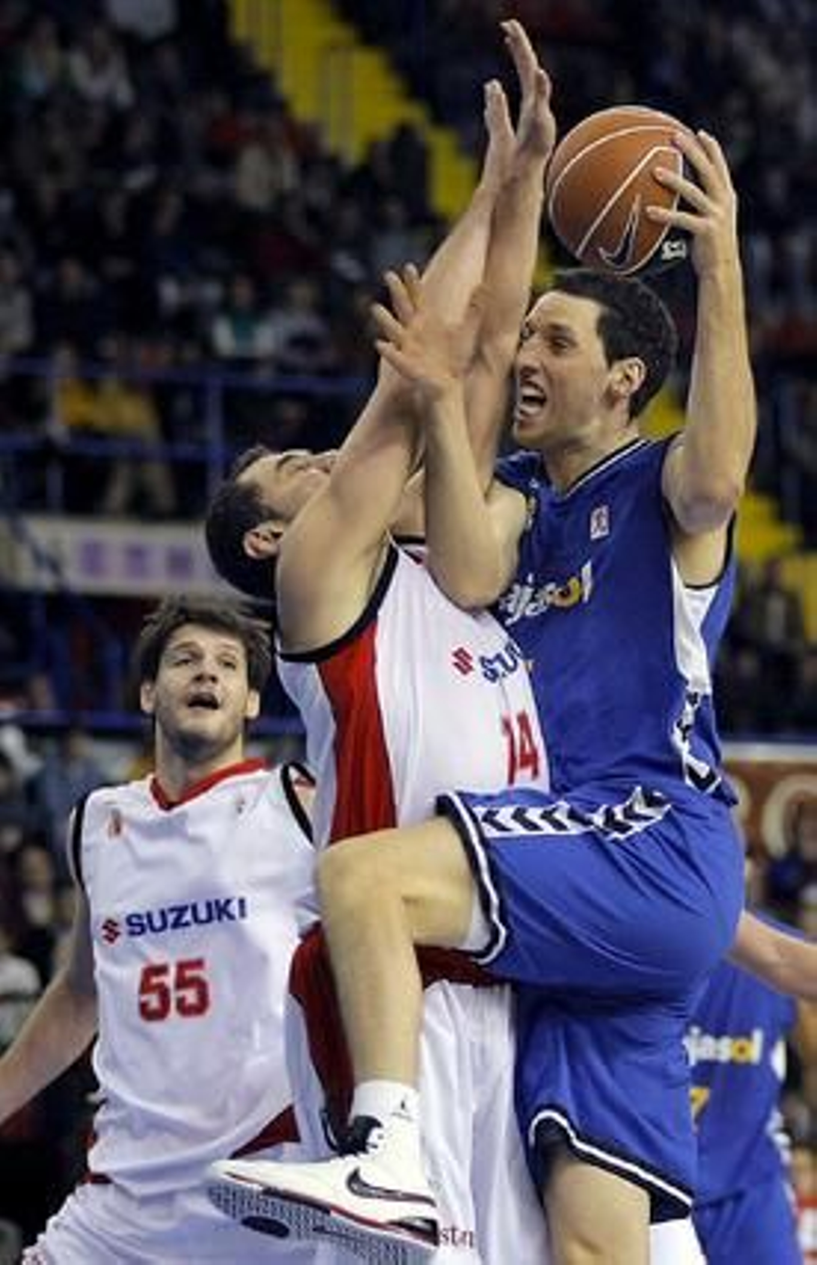 Radenovic penetra ante Alzamora.

Foto: Efe