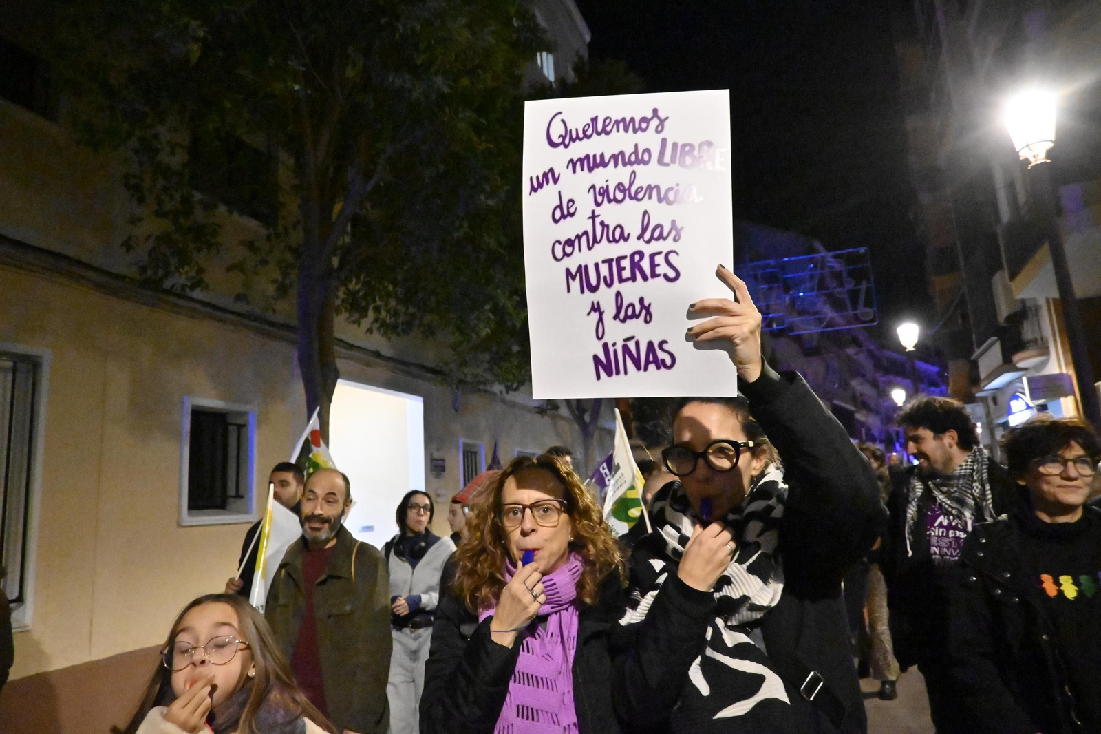 Imágenes de la manifestación con motivo del 25N en Huelva