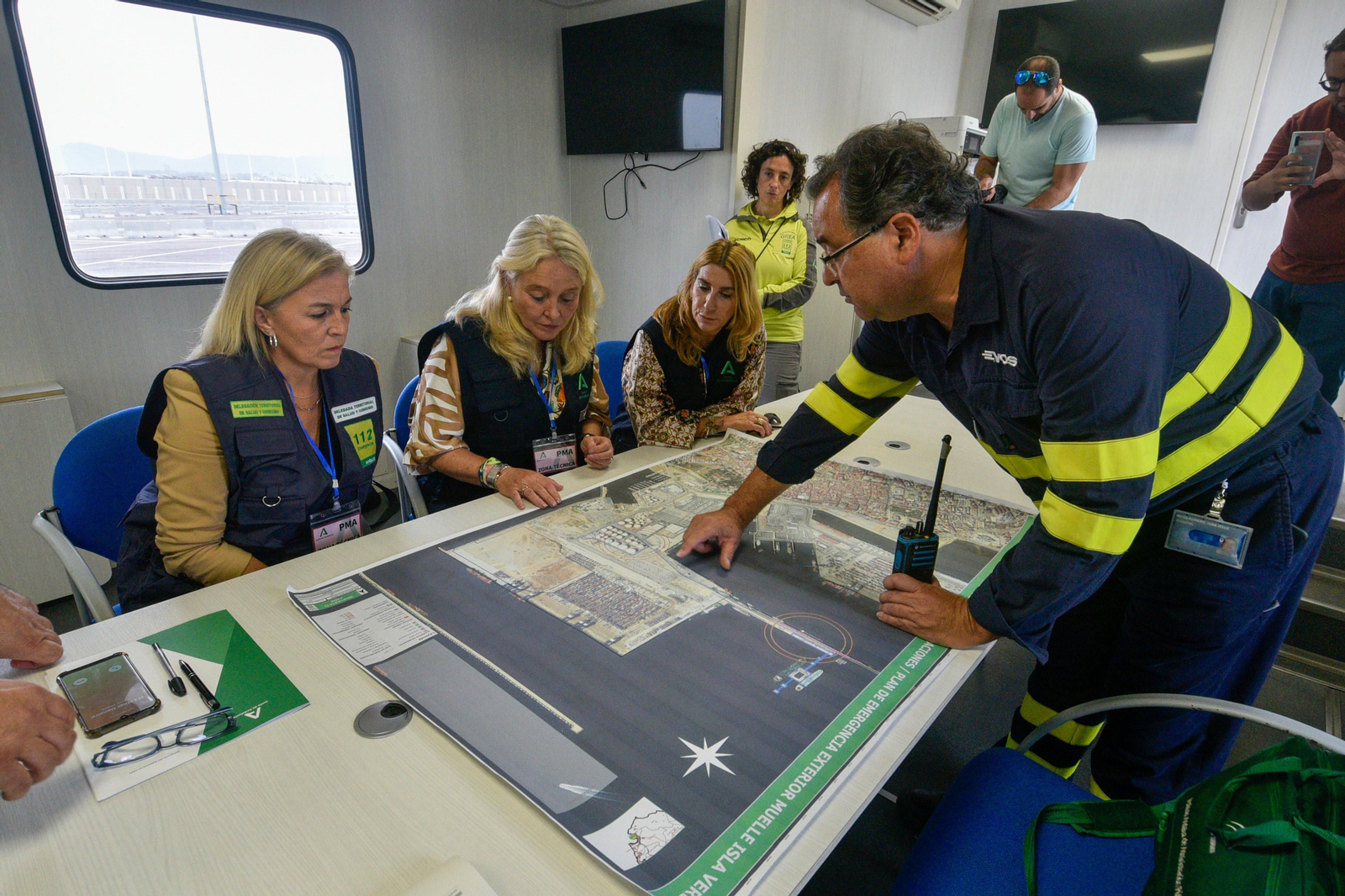 Trabajadoras durante un simulacro de emergencia en el Puerto de Algeciras.