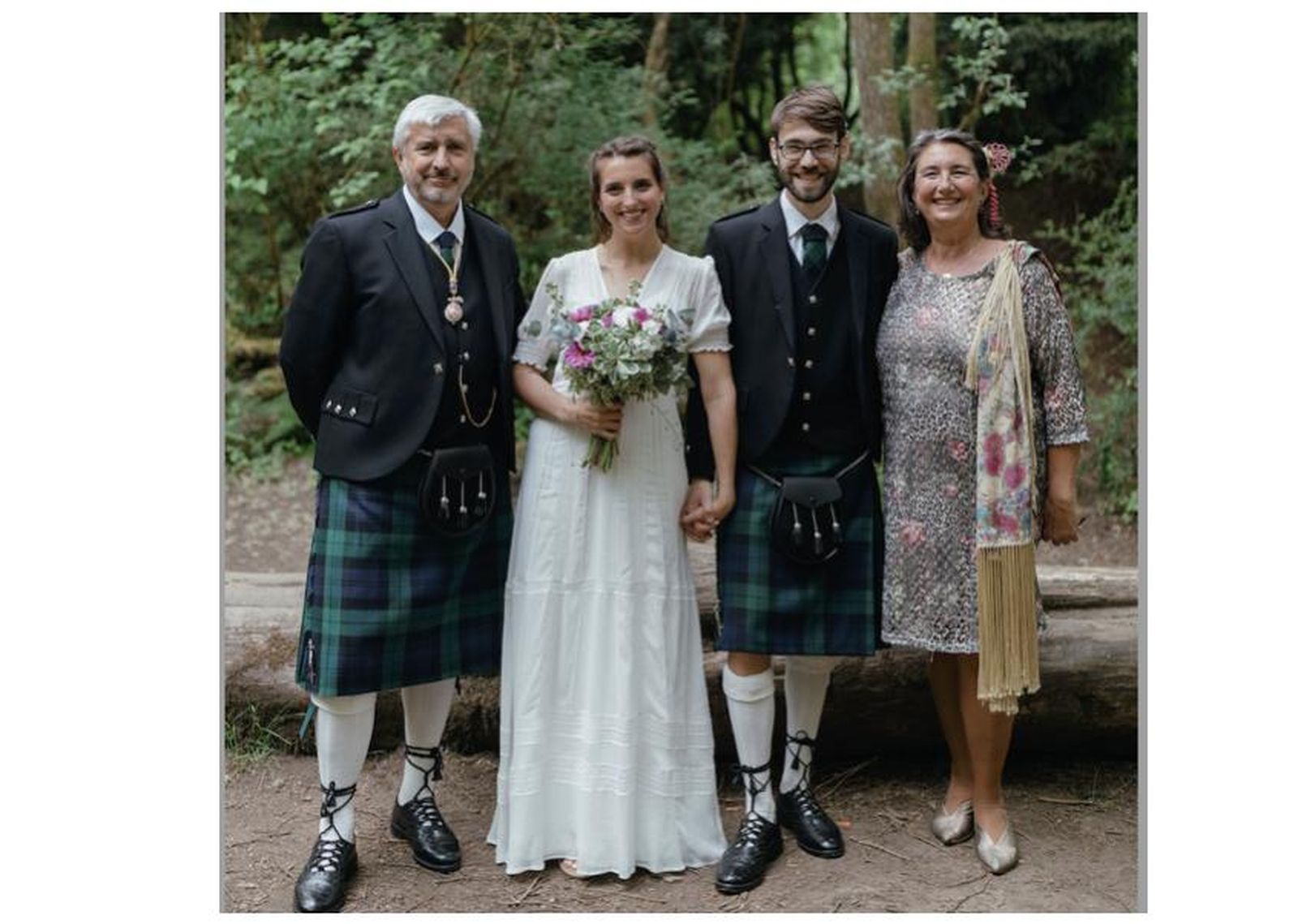 Manuel Seco (izquierda), con los novios y su esposa