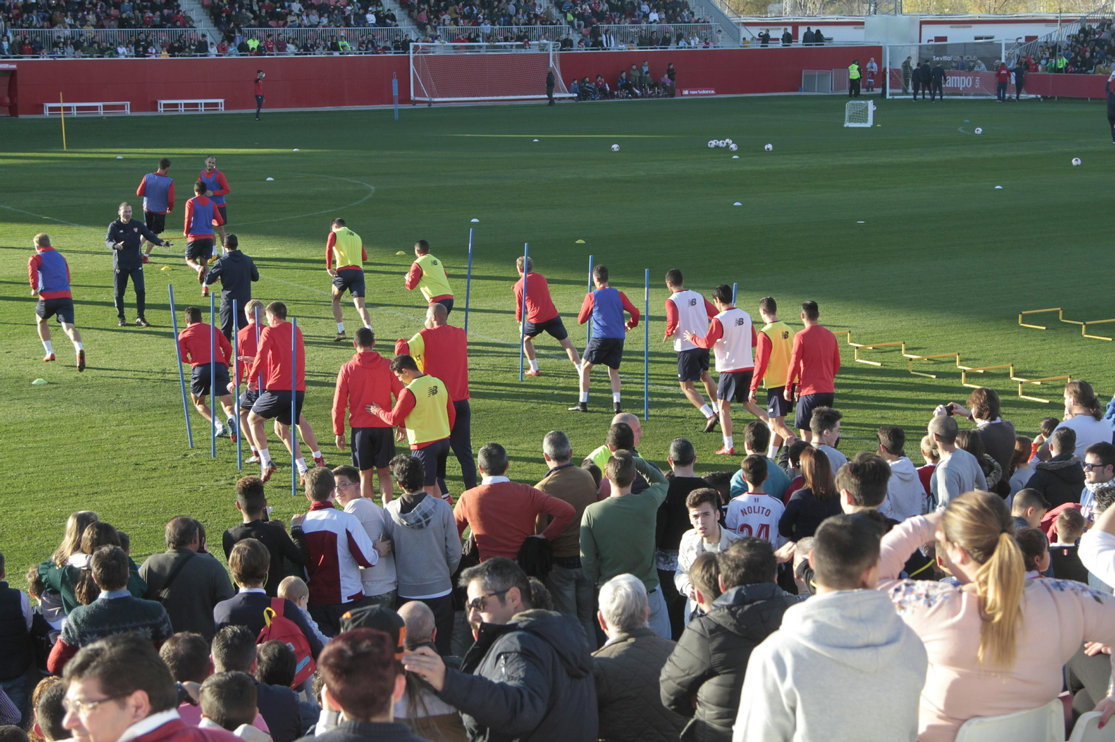 El entrenamiento del Sevilla a puerta abierta