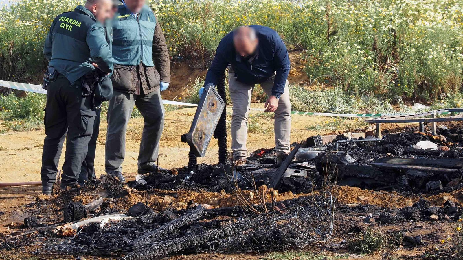 Miembros de la Guardia Civil investigan en los restos calcinados de la chabola Miembros de la Guardia Civil investigan en los restos calcinados de la chabola