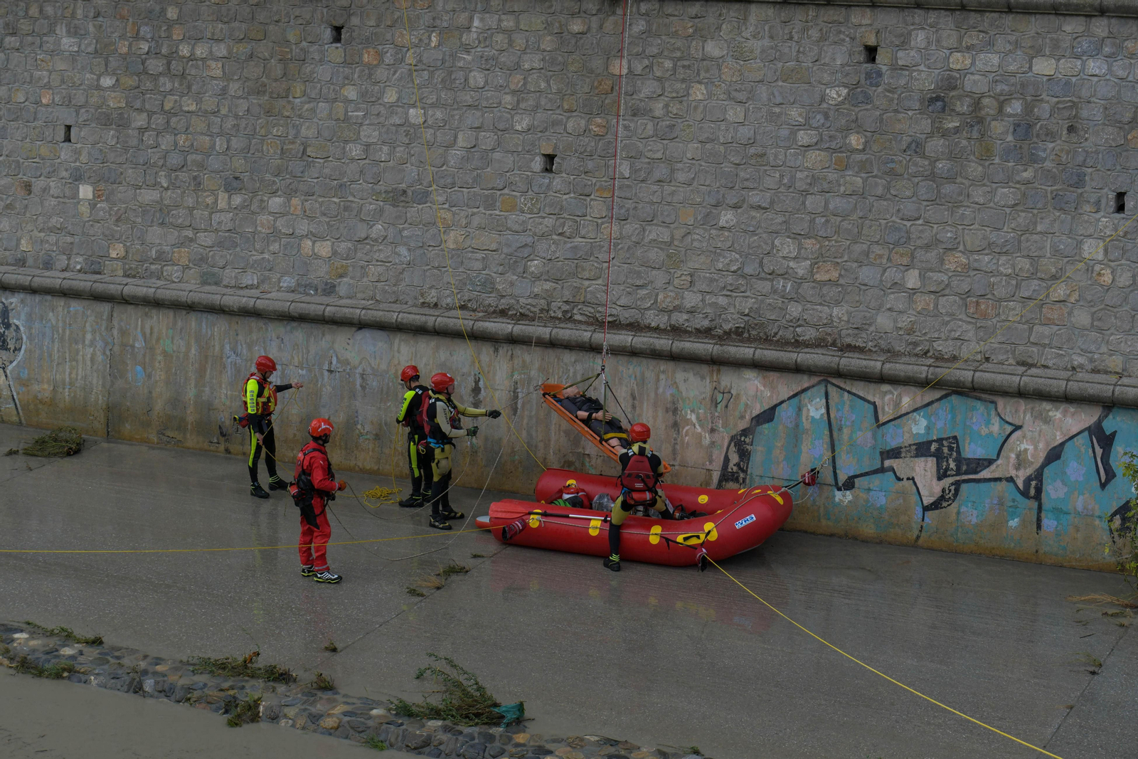 Fotos: Las mejores imágenes del simulacro de rescate de un coche accidentado en el río Genil de Granada