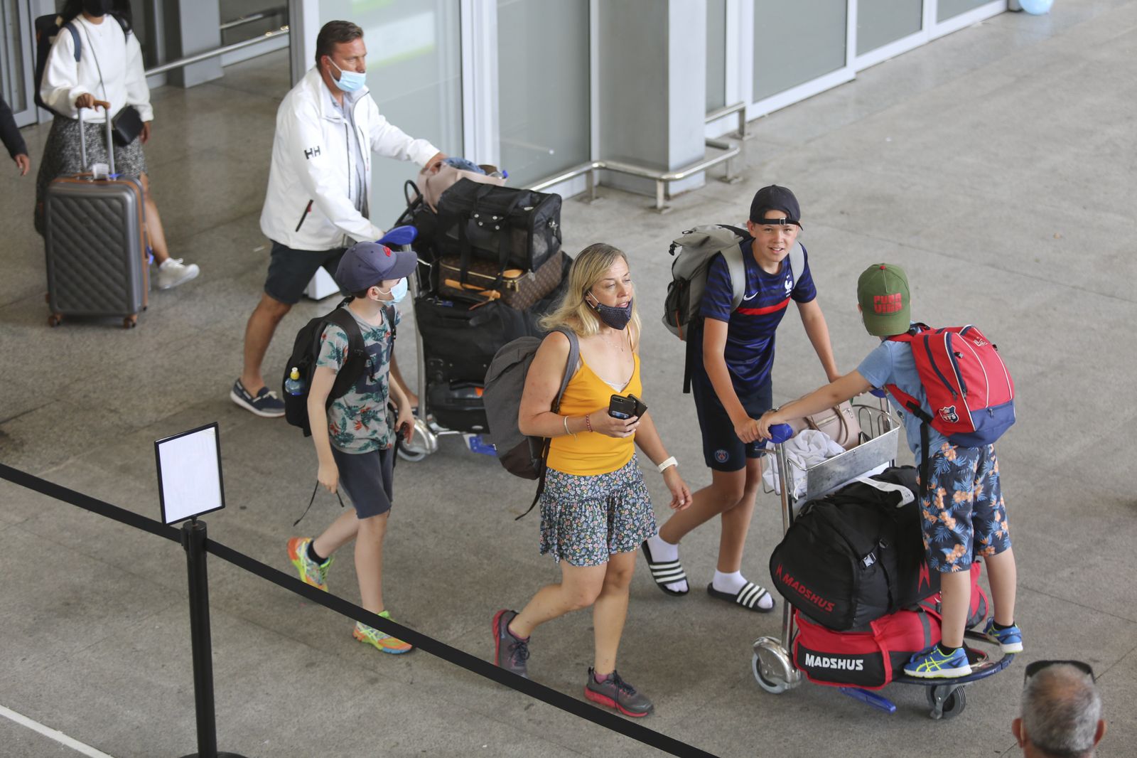 La llegada de los turistas al aeropuerto de Málaga, en fotos