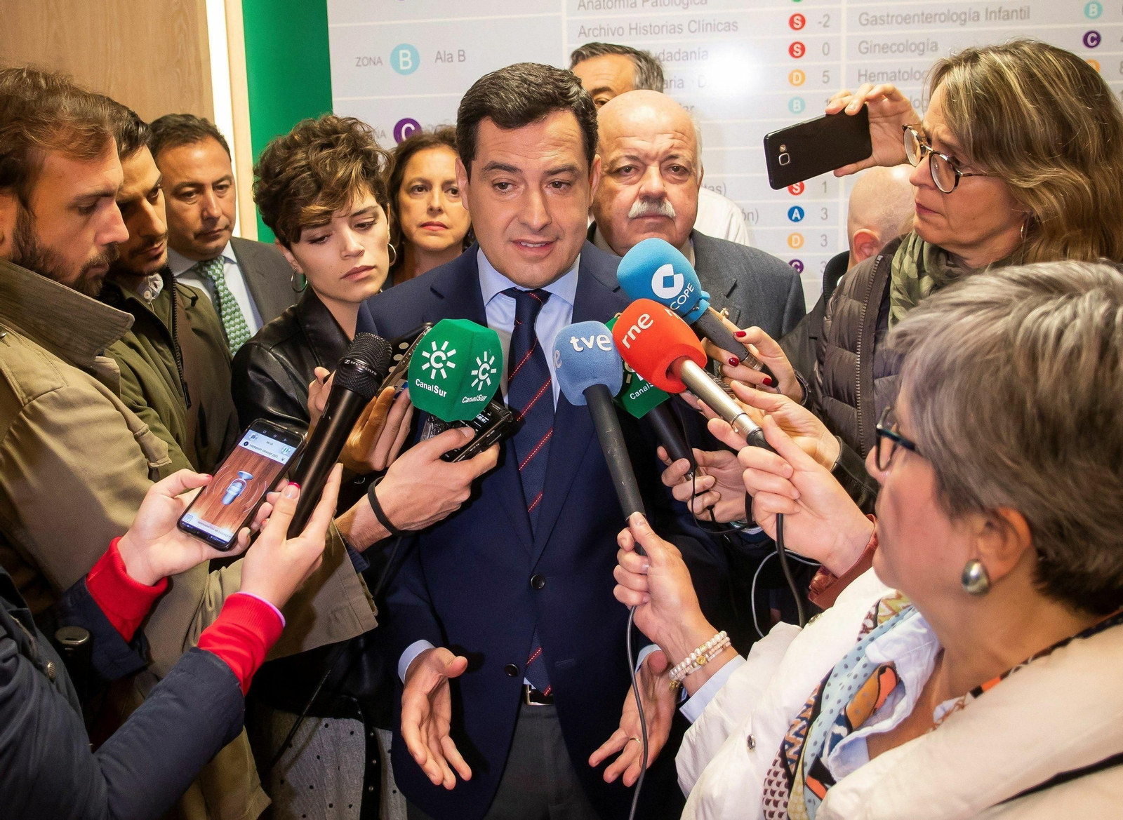 El presidente de la Junta de Andalucía, Juanma Moreno, atiende a la prensa en Sevilla. El presidente de la Junta de Andalucía, Juanma Moreno, atiende a la prensa en Sevilla.