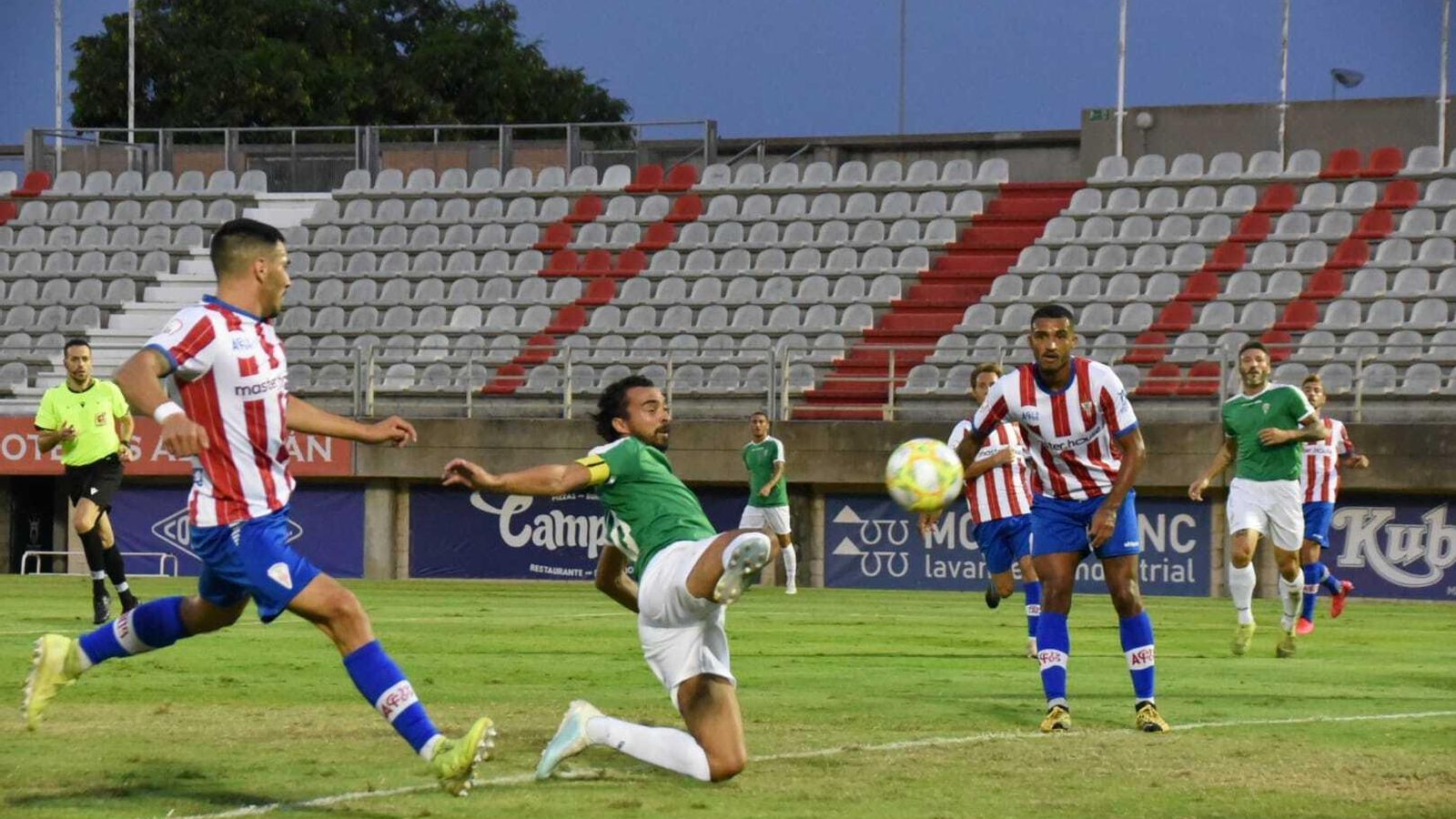 De las Cuevas remata en escorzo ante Robin.