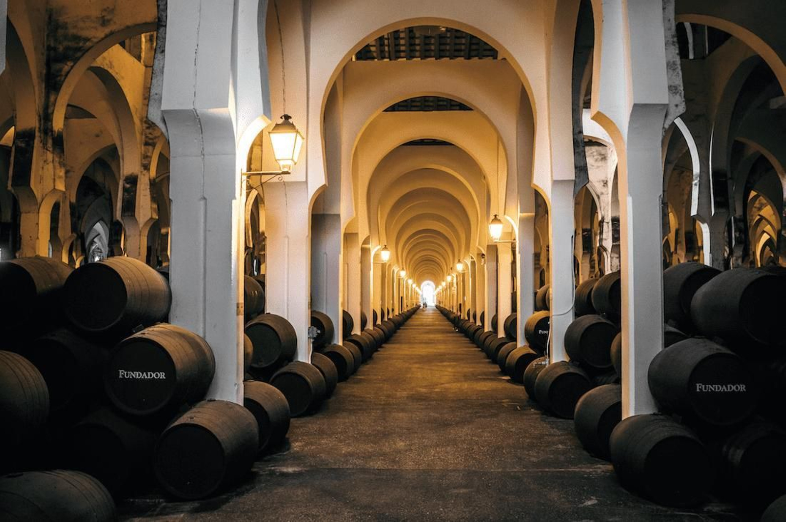 Imagen del interior de la bodega La Mezquita, de Fundador