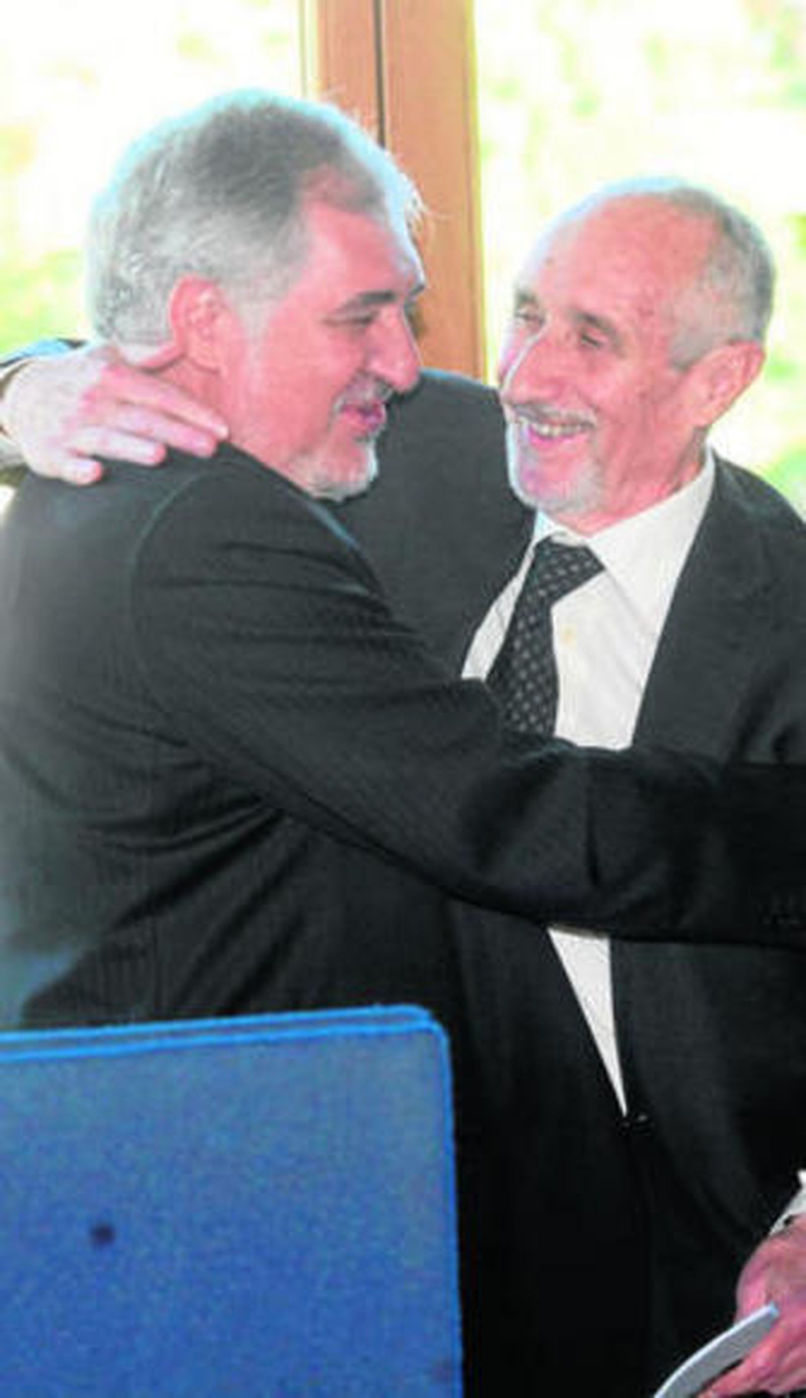 Cándido Conde Pumpido y Antonio Morales se abrazan ayer.