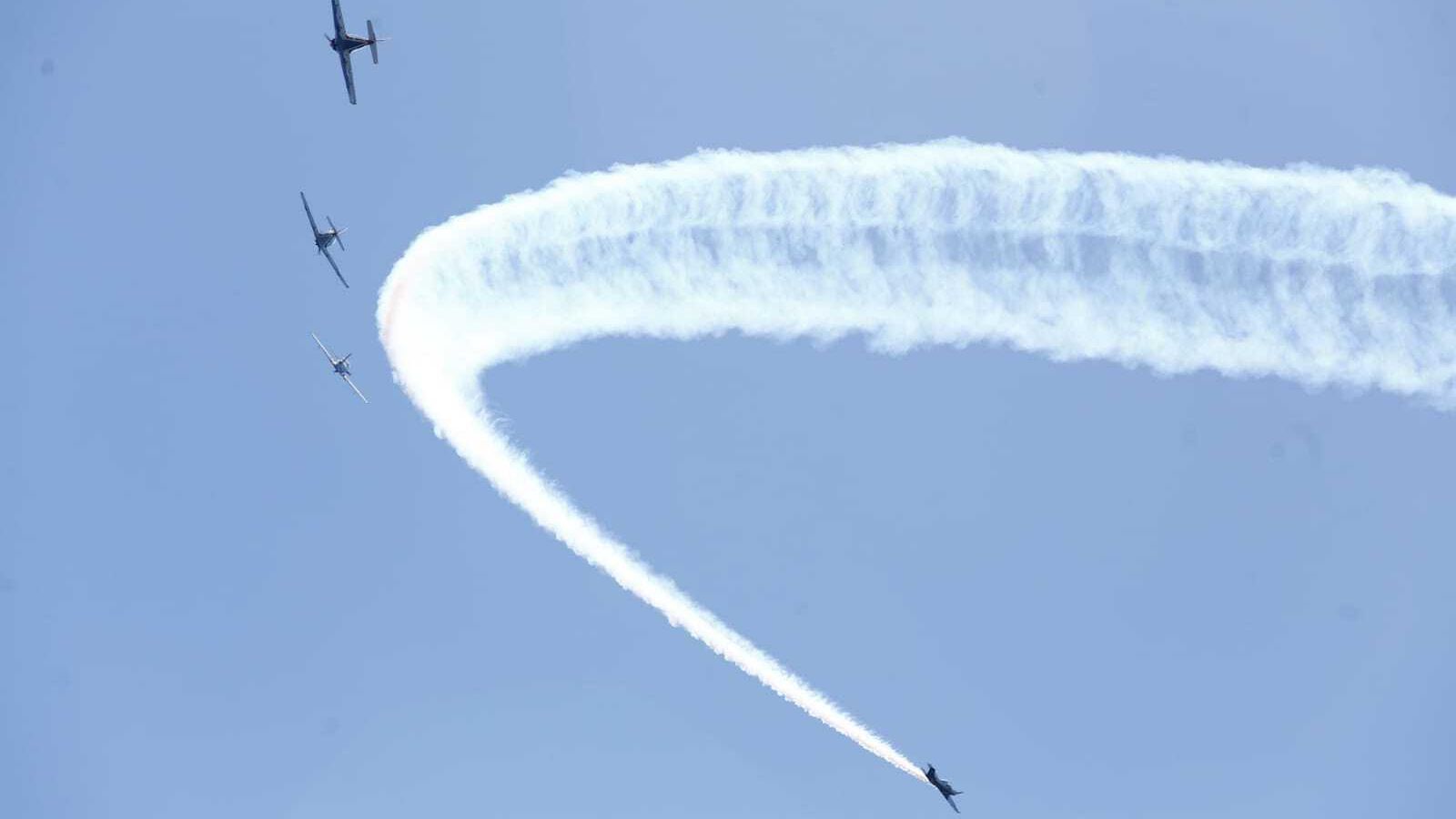 Estelas dejada por los aviones este sábado en Torre del Mar.