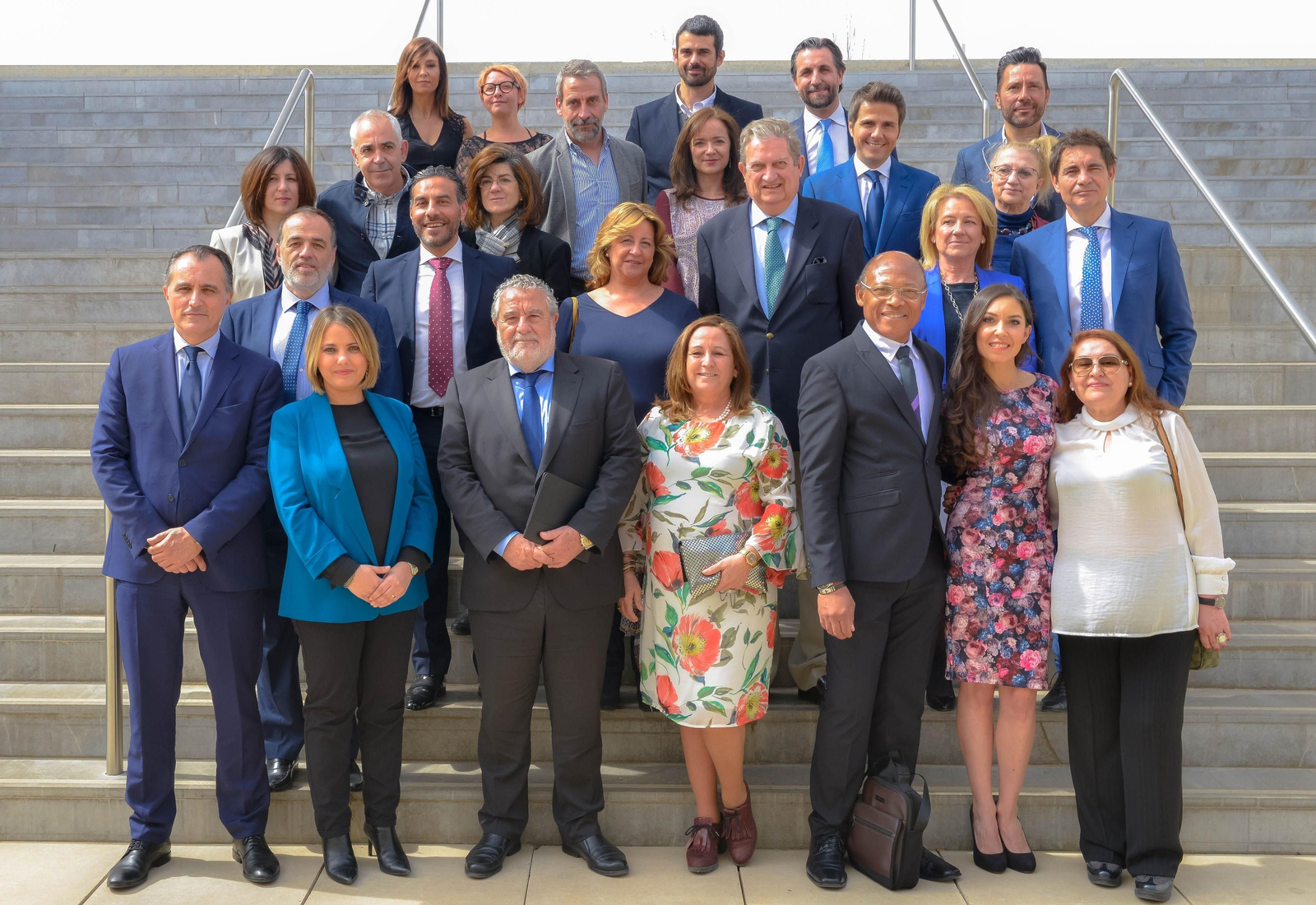 Foto de familia de los galardonados con los miembros del jurado en la entrada del Centro Cultural de BMN.