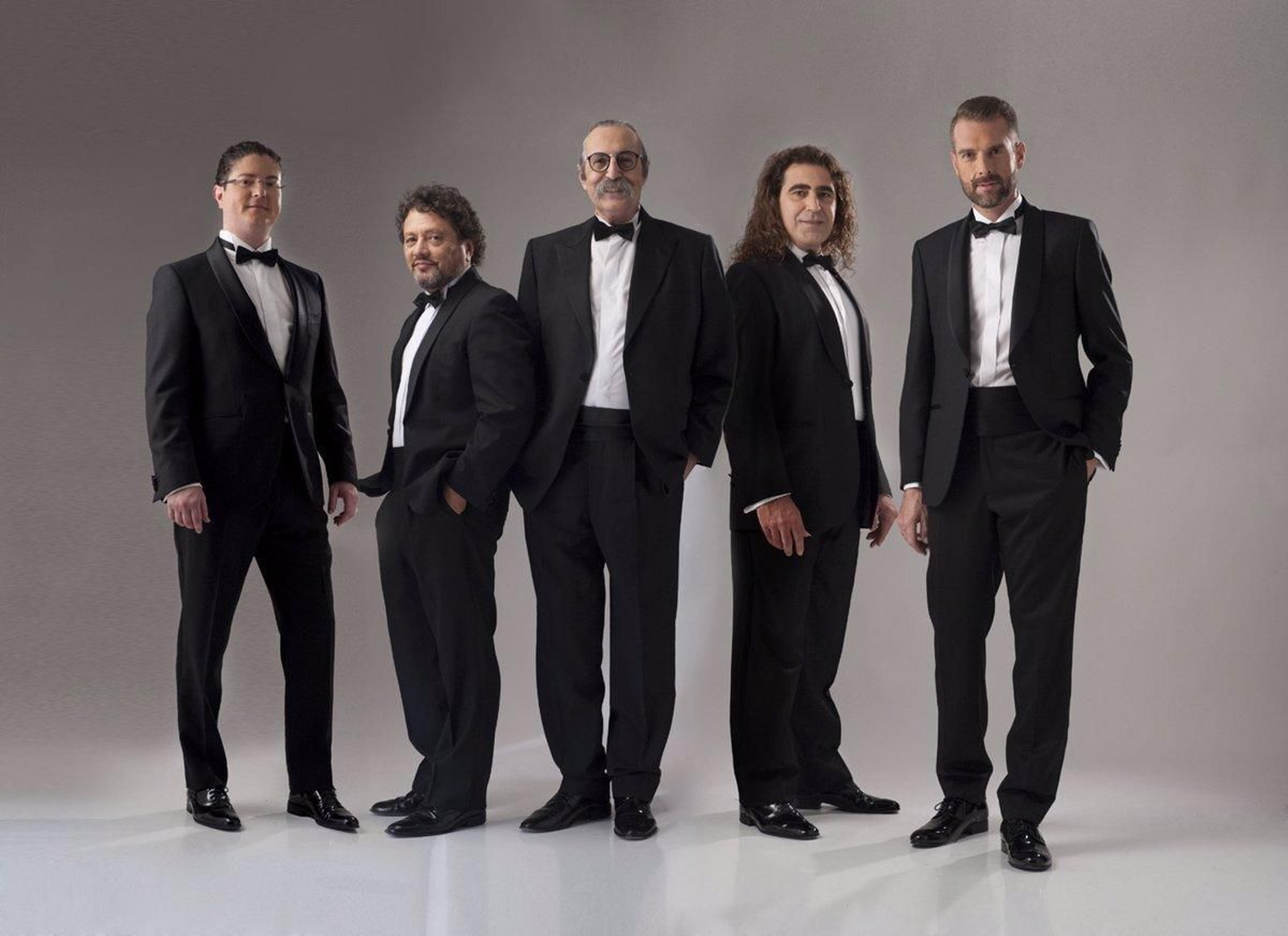 Pascual González, en el centro, rodeado de los actuales componentes de Cantores de Híspalis.