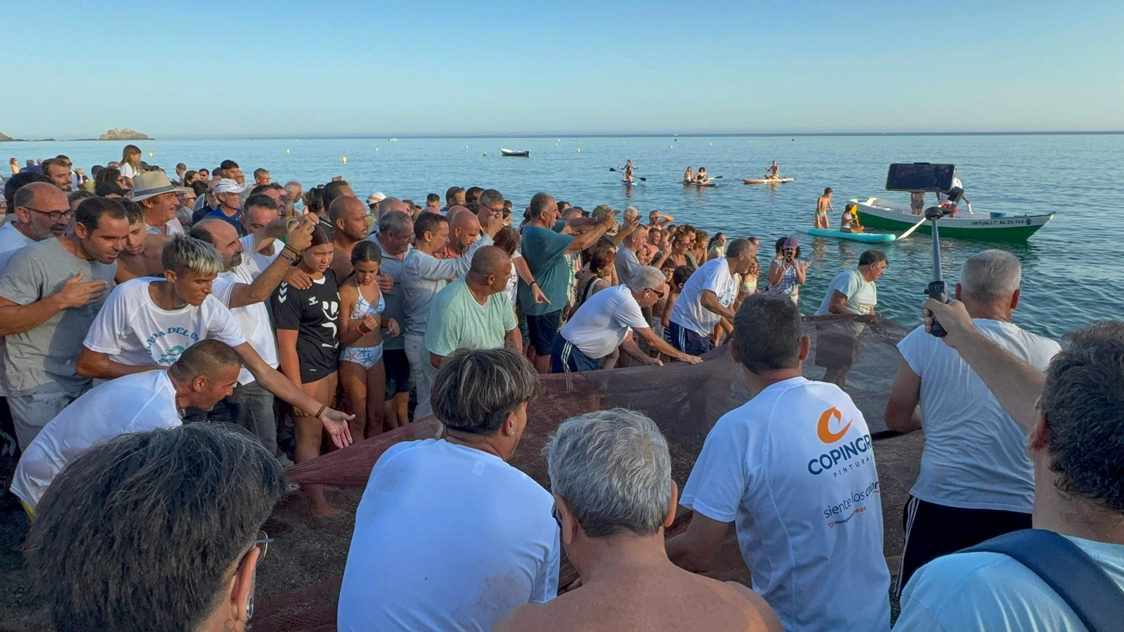 Almuñécar revive una de las tradiciones más entrañables de su pasado marinero con la recreación del tiro del copo