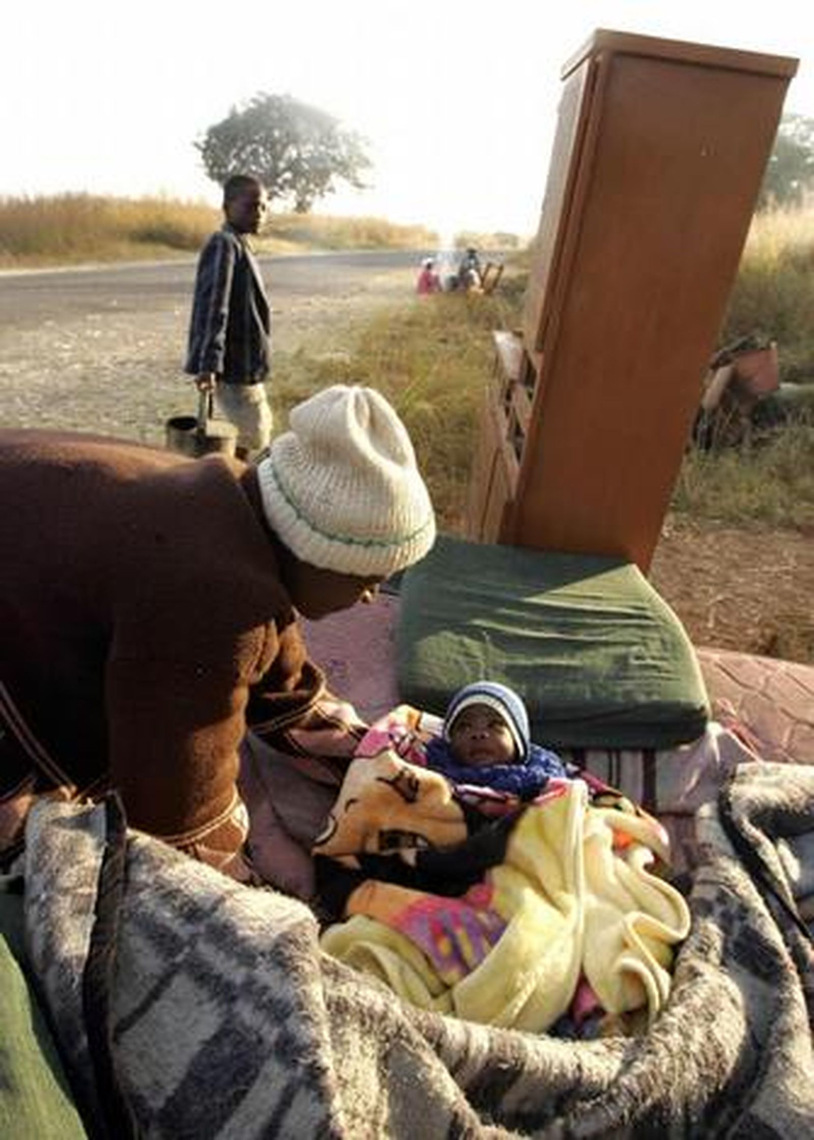 Granjeros zimbabuenses que fueron expulsados de sus tierras por votar a la oposición.