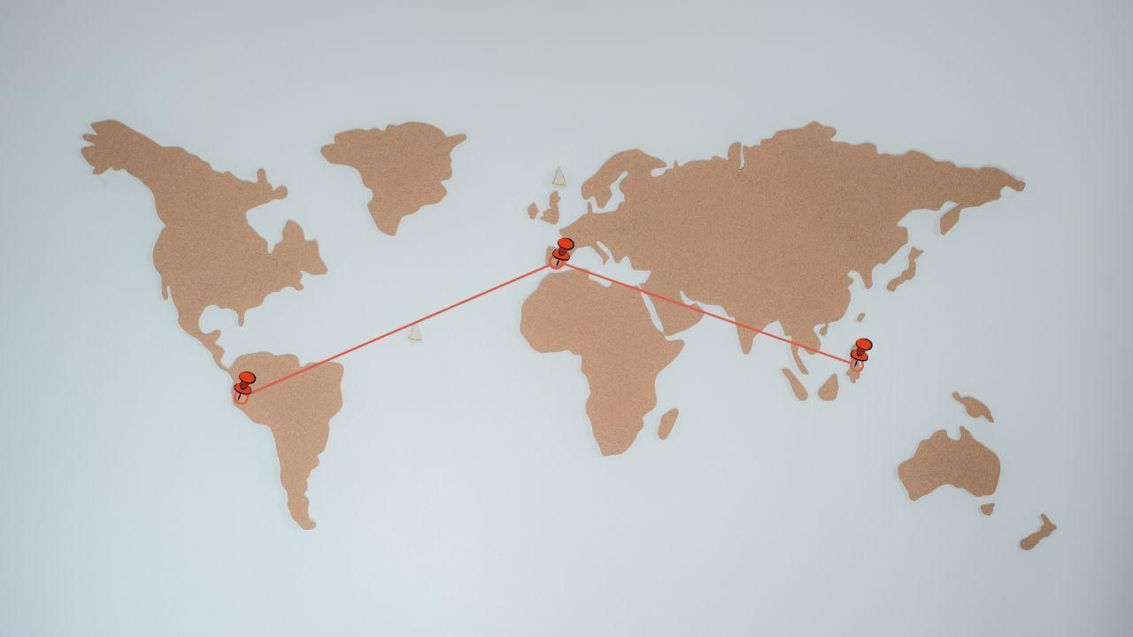 Mapamundi con las ubicaciones de las tres ciudades que comparten nombre.