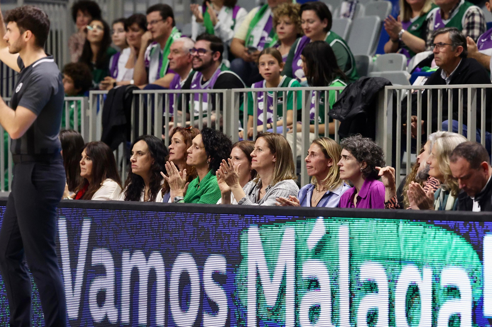 Los jugadores del primer equipo apoyaron al Unicaja Mijas