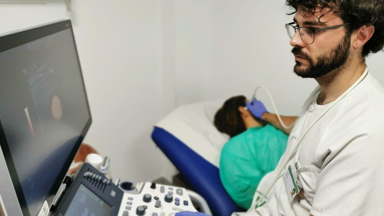 Realización de una ecografía vascular por el reumátologo Álvaro Román.