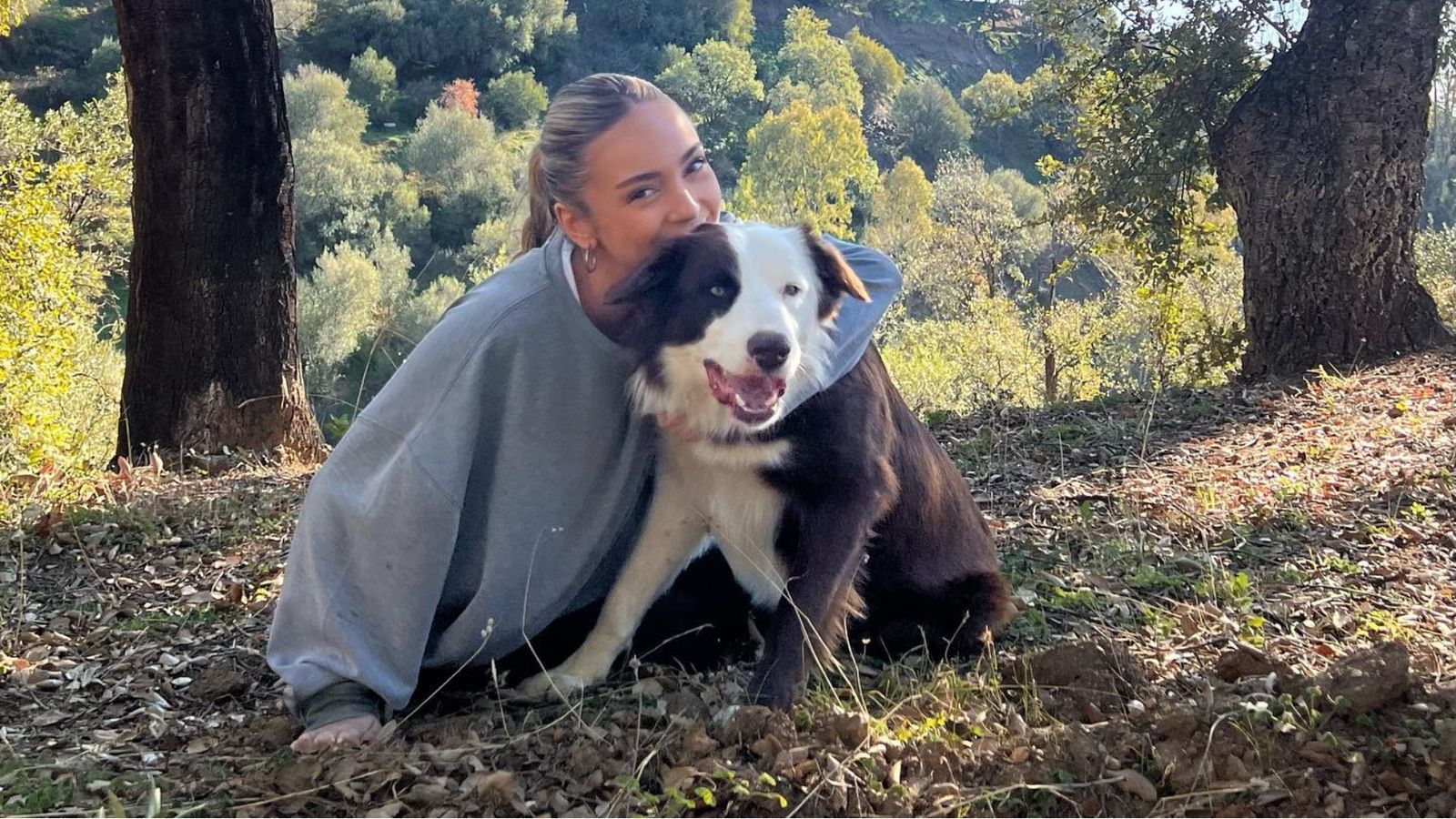 Ana Mena, con uno de sus perros, en Estepona.