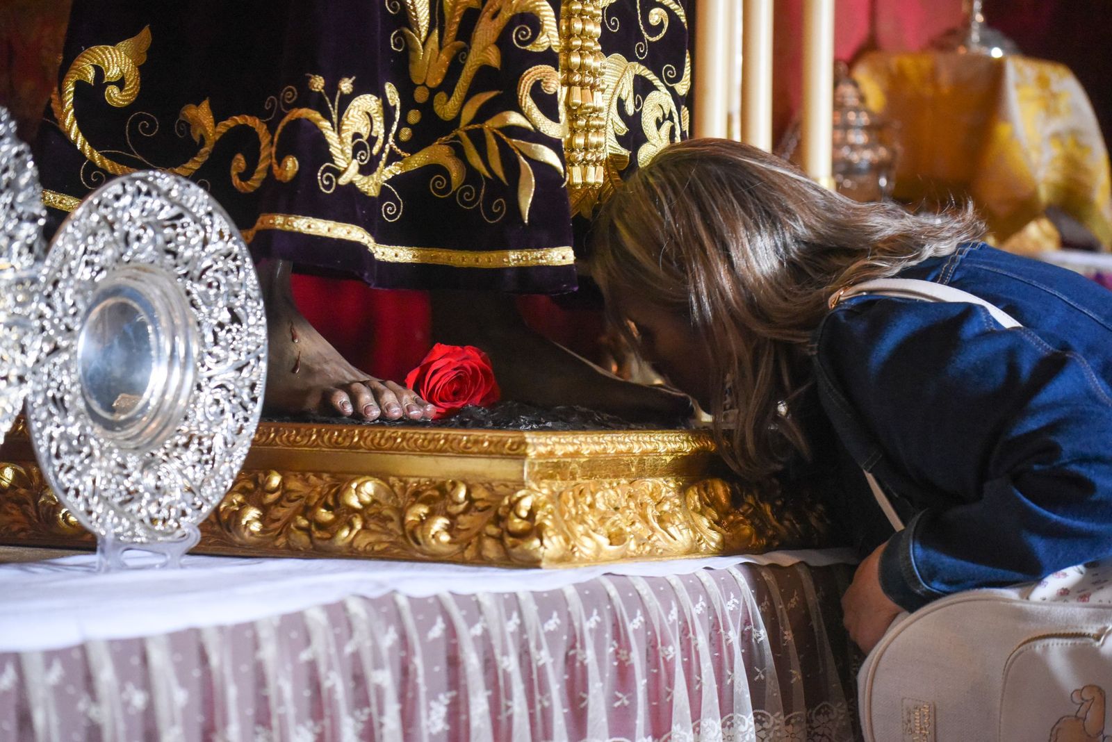 Las fotos del solemne besapiés del Señor de la Humildad y Paciencia de Córdoba