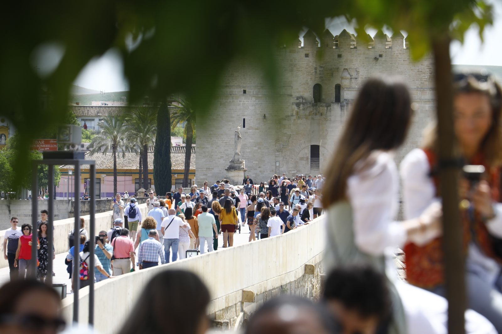 Los turistas abarrotan las calles y Las Cruces de Córdoba, en imágenes