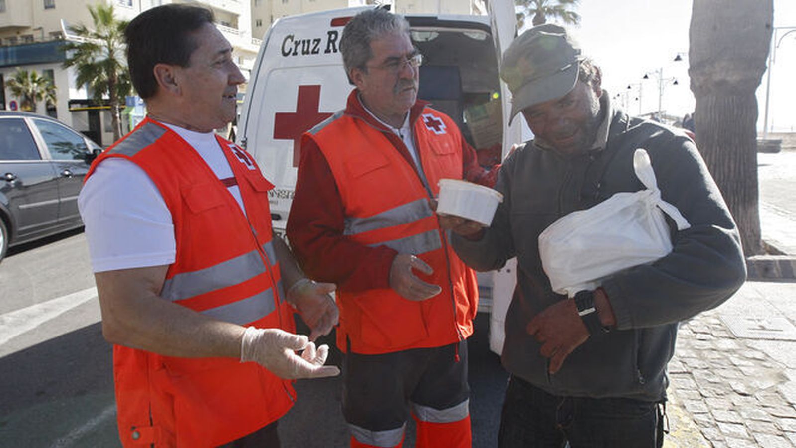 Voluntarios de Cruz Roja entregando alimentos a Juan Carlos Bacalleda en 2016.