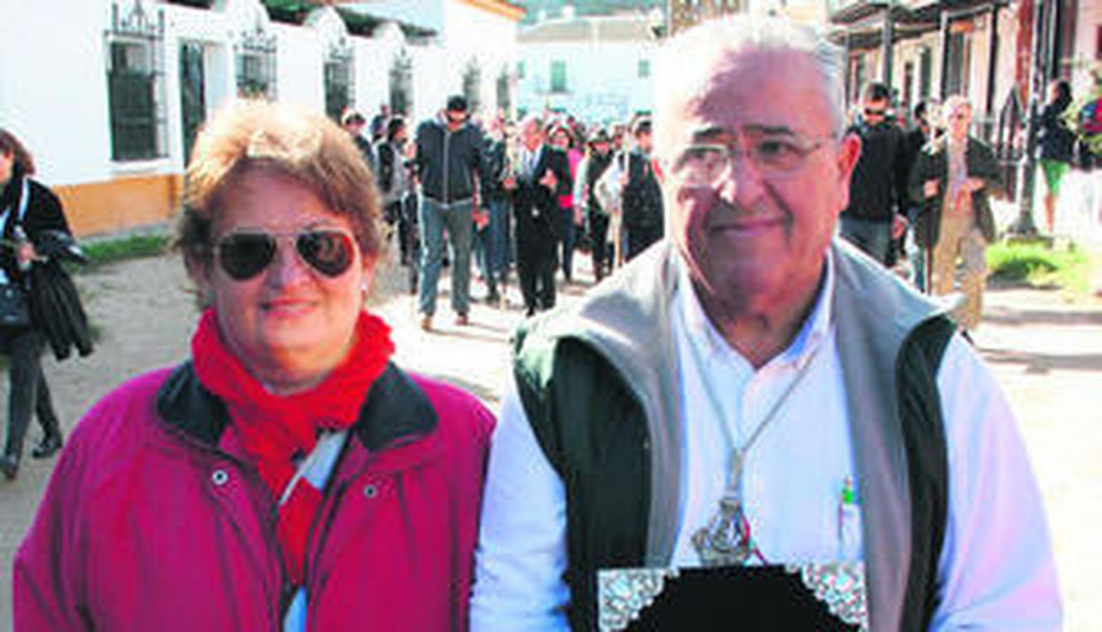 El candidato a Hermano Mayor de la corporación almeriense (derecha) junto a su mujer en El Rocío.