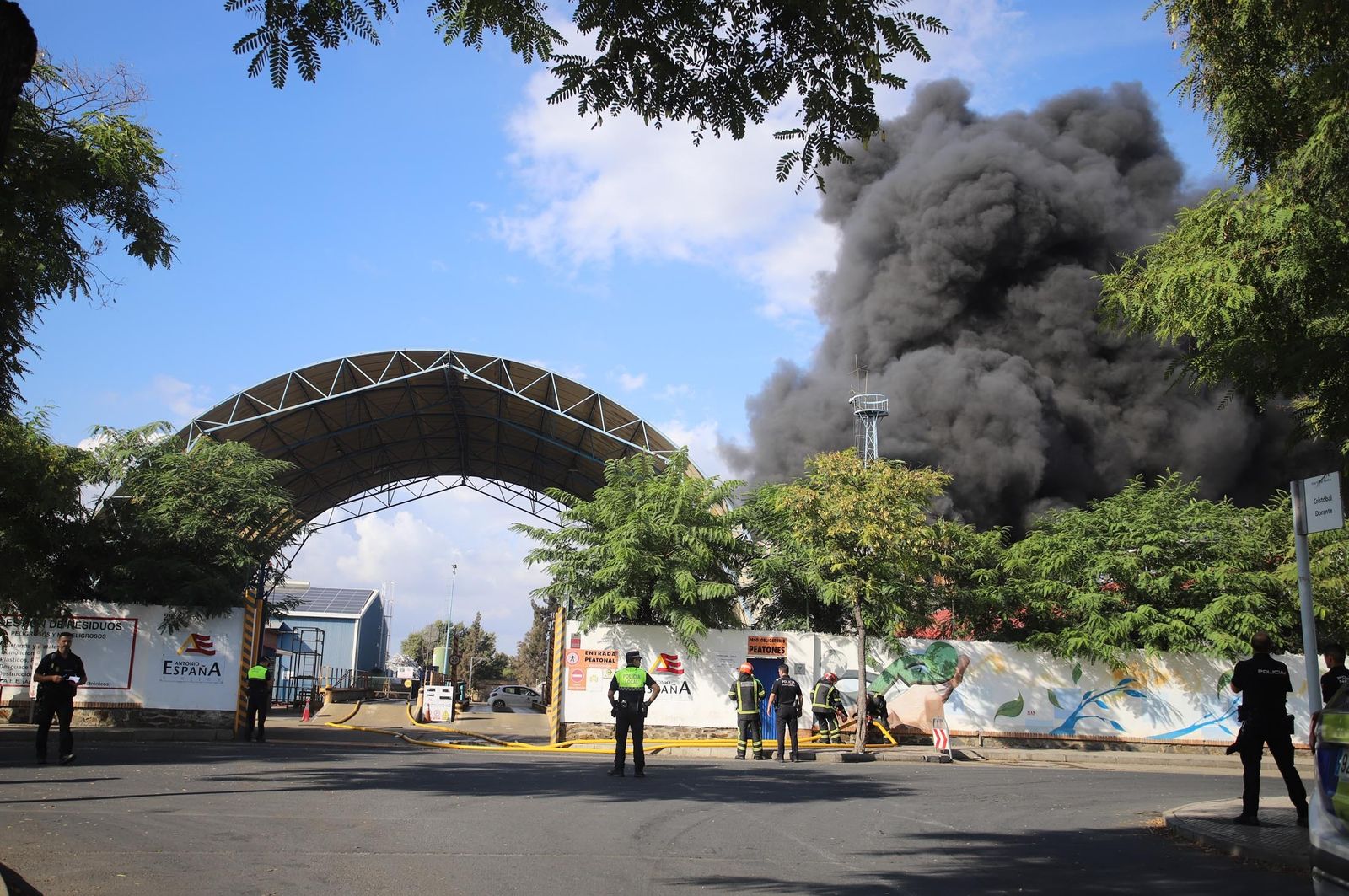 Imágenes del incendio en las instalaciones de Hierros España