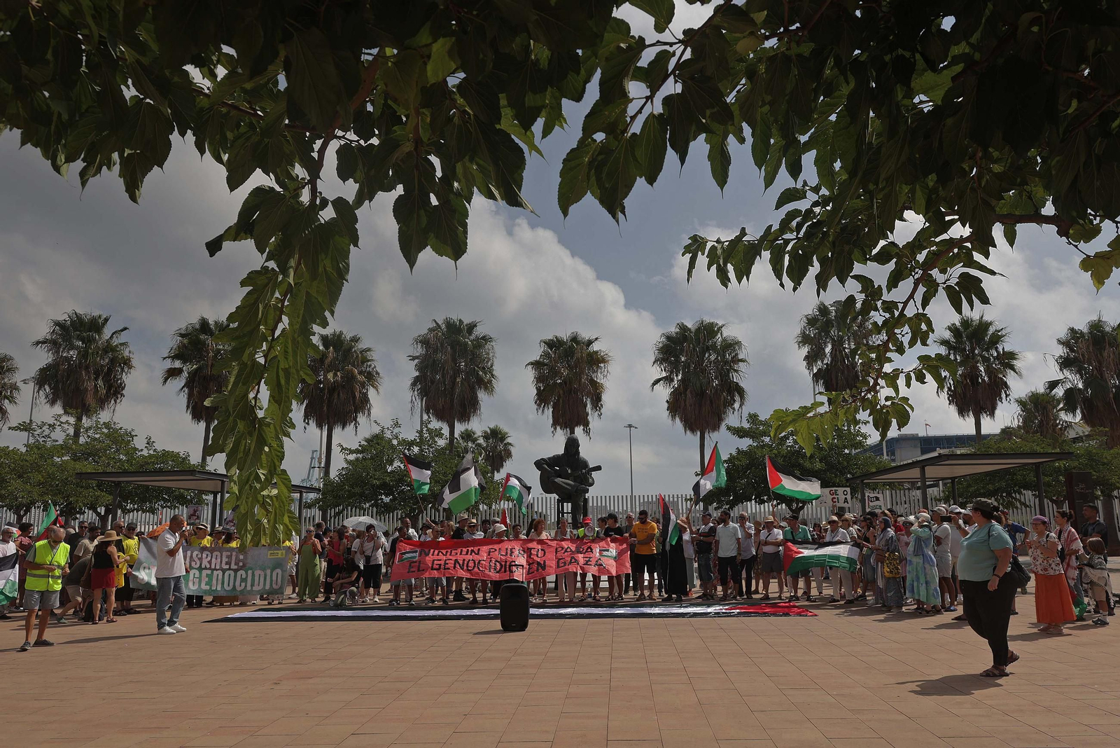 Fotos de la manifestación contra el uso del Puerto de Algeciras, para las operaciones de abastecimiento de Israel en la guerra con Gaza