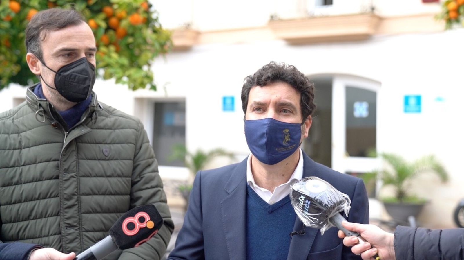 Jesús García, atendiendo a los medios de comunicación