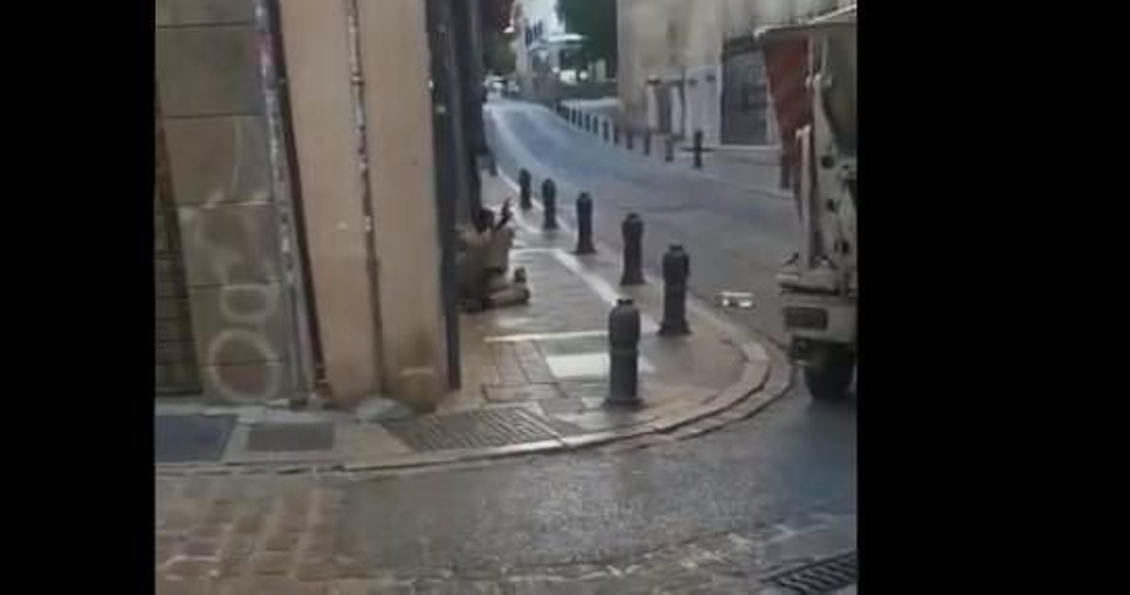 Vídeo de los momentos del tiroteo entre un hombre y la Policía junto a la Catedral de Granada Vídeo de los momentos del tiroteo entre un hombre y la Policía junto a la Catedral de Granada